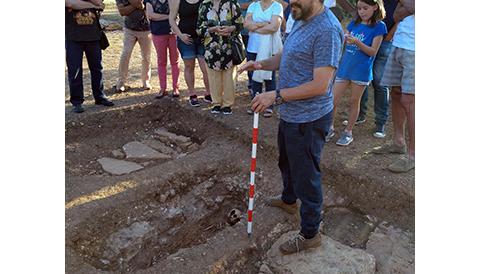 Els manacorins i manacorines descobreixen les noves troballes que els arqueòlegs han fet a Son Peretó