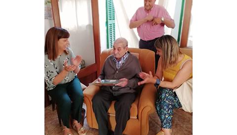 Els representants municipals feliciten Andreu Mascaró pel seu 100è aniversari