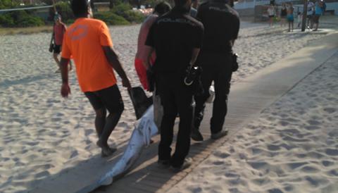 La platja dels Domingos Petits es reobre als banyistes després que s'hagi evacuat la tintorera que ha obligat a tancar-la