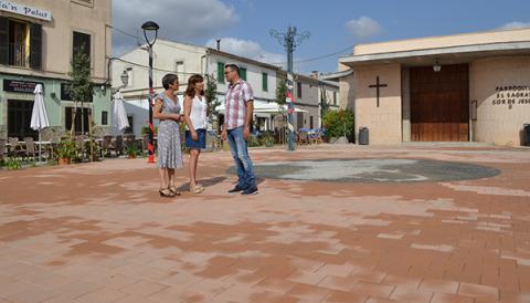 La nova plaça de Son Macià dóna prioritat als vianants, incorpora més arbres, un espai de jocs i zones d’ombra