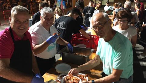 Els veïnats i veïnades de s’Illot devoren prop de 400 quilos de gambes en el tradicional sopar a la fresca