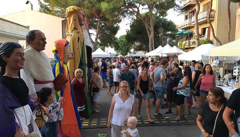 La fira de productes artesans, els focs d’artifici, els gegants i les havaneres posen el punt i final a les festes de s’Illot