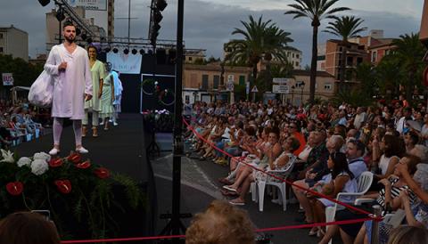 La primera desfilada de joves dissenyadors mallorquins inunda de moda, color i talent XXI Fira de setembre
