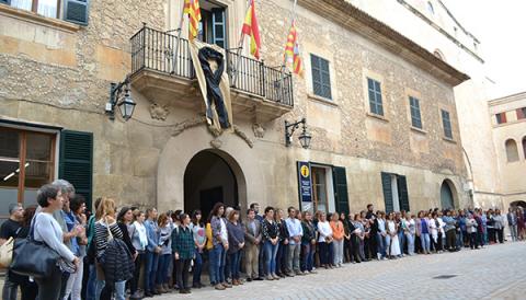 Més d'un centenar de persones es concentren davant l'Ajuntament i fan un minut de silenci en solidaritat amb les víctimes de la tràgica torrentada del Llevant