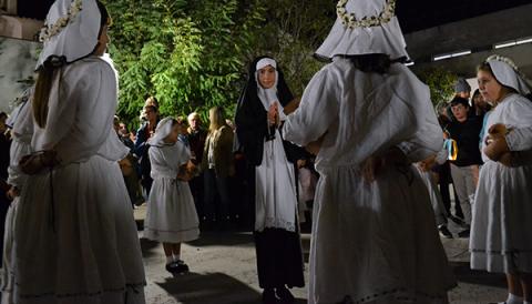 El ball de les Dames de Santa Catalina fa lluir la part més tradicional de les festes d’aquesta barriada manacorina