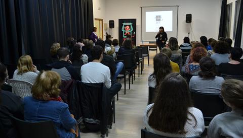 “Tothom ha de prendre consciència dels greus perills que suposa exposar els infants de 0 a 3 anys a les pantalles”
