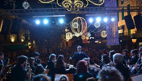 Una multitud acudeix a la plaça de sa Bassa a veure l’encesa de llums que dona el sus a més de vuitanta actes nadalencs