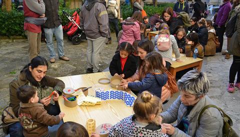Els infants de 0 a 3 anys gaudeixen amb les seves famílies de tallers i d’activitats lluny dels mòbils i les pantalles