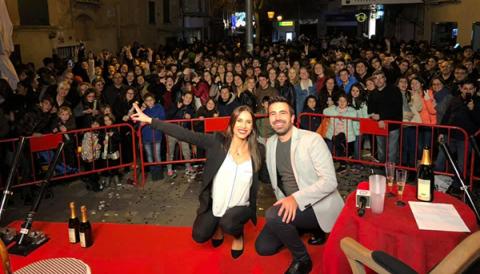 Una multitudinària festa de nit de Cap d’Any dona la benvinguda al 2019 des dels peus del campanar