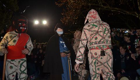 Una gran torrada i el primer ball dels dimonis encenen davant milers de persones la flama santantoniera