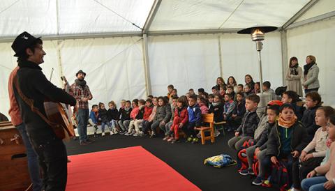 Uns 2000 escolars participen de Sant Antoni fent fogueró, fent gloses i coneixent la música i els símbols de la festa
