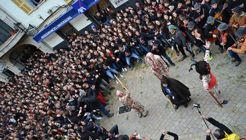 La festa de Sant Antoni esclata a Manacor i la música i els primers balls dels dimonis fan embogir tothom