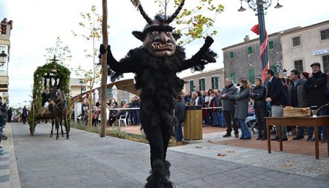 Les beneïdes de Son Macià acomiaden les festes de Sant Antoni i fan seves les arrels pageses d'aquest nucli manacorí 