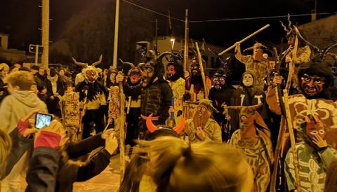Una torrada i la X Trobada de dimonis de s'Illot cremen la metxa final de les festes de Sant Antoni