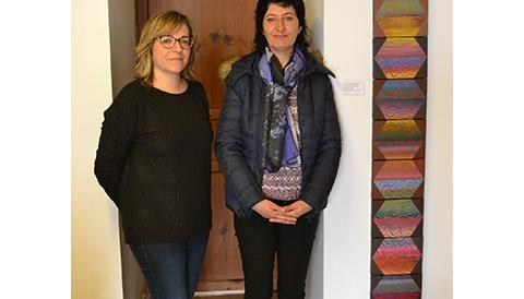 L’artista manacorina Maria Huerga dona a l’Escola Municipal de Mallorquí una de les seves obres