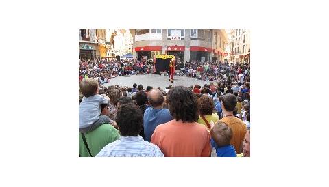 TEATRE AL CARRER PER A TOTA LA FAMÍLIA