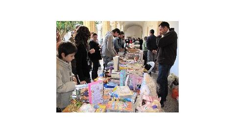 32 PARADETES A LA FIRETA DEL LLIBRE I TEBEO VELL AL CLAUSTRE DE SANT VICENÇ FERRER.