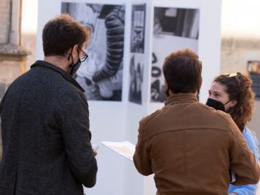 El batle, Miquel Oliver, amb el delegat de Cultura, Mateu Marcé, i l'autora de l'exposició, Ana Bel Fuster. 
