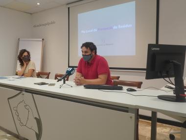 Sebastià Llodrà, delegat de Medi Ambient de l'Ajuntament de Manacor i Roser Badia, coordinadora de la Fundació Rezero a les Illes Balears.