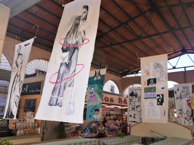 La mostra artística dels alumnes del Batxillerat artístic de l'IES Mossèn Alcover es pot visitar a la plaça de les Verdures. 