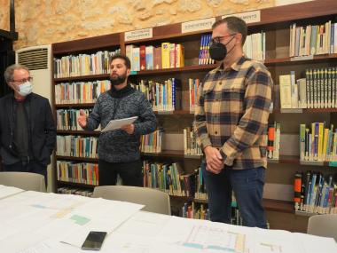 El batle de Manacor, Miquel Oliver, amb el director del Servei de Biblioteques, Antoni Ferrer, i el delegat de Cultura, Mateu Marcé, han explicat el Pla director als mitjans de comunicació. 