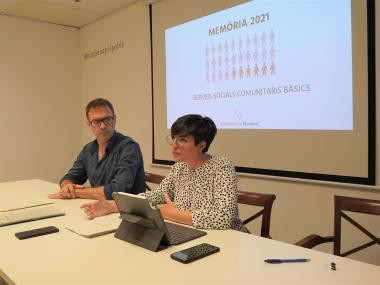 La delegada de Serveis Socials, Carme Gomila, i el batle de Manacor, Miquel Oliver, han presentat la Memòria del departament de Serveis Socials de 2021. 