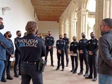 El batle de Manacor, Miquel Oliver, acompanyat del delegat de la Policia Local, Joan Gaià, i els agents. 