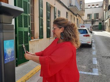 La delegada de Comerç i Turisme, Maria Antònia Truyols, amb la nova informació amb què compten els parquímetres. 