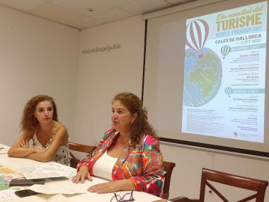 La delegada de Turisme, Maria Antònia Truyols, amb la tècnica de Turisme de l'Ajuntament, Magdalena Torres. 
