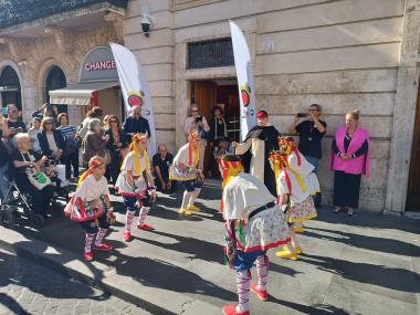 Els Moretons han ballat a la plaça d'Espanya de Roma. 