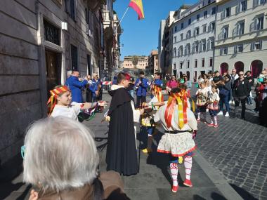 Els Moretons han ballat a la plaça d'Espanya de Roma. 