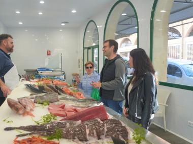 El batle de Manacor, Miquel Oliver, amb la delegada d'Agricultura i Mercats, Cristina Capó, amb el nou responsable de la peixateria municipal. 