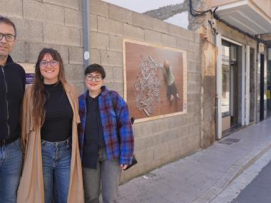El batle de Manacor, Miquel Oliver, amb la fotògrafa Núria Sánchez, i la delegada d'Igualtat, Carme Gomila., davant una de les fotografies d'Abric i coratge. 