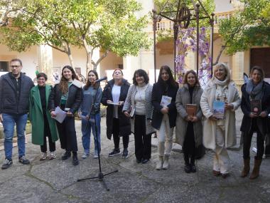 El batle de Manacor, Miquel Oliver; la delegada d'Igualtat, Carme Gomila, amb el grup de dones que ha recitat textos aquest dissabte de matí. 