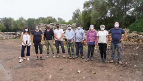 El grup que ha participat de l'excavació arqueològica 2021 a s'Hospitalet vell, amb la delegada de Patrimoni, Núria Hinojosa. 