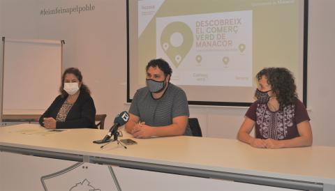 Maria Antònia Truyols, Sebastià Llodrà i Roser Badia, durant la roda de premsa de presentació de Comerç Verd Manacor. 
