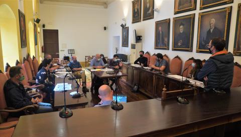 El batle de Manacor, Miquel Oliver, amb la resta de representants de l'equip de govern, els portaveus municipals i els responsables del CTM, encapçalats pel DG de Mobilitat i Transport terrestre, Jaume Mateu. 
