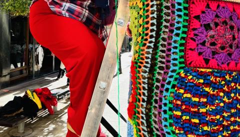 El projecte social d'Urban Knitting - Volem un Manacor en colors guarneix els arbres de carrers i places del centre de Manacor. Fotografia: Rafel Sureda. 