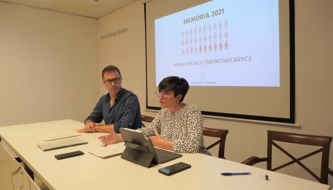 La delegada de Serveis Socials, Carme Gomila, i el batle de Manacor, Miquel Oliver, han presentat la Memòria del departament de Serveis Socials de 2021. 