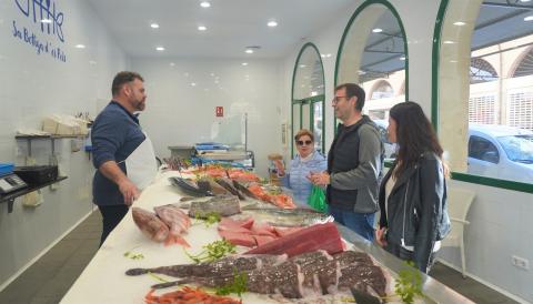 El batle de Manacor, Miquel Oliver, amb la delegada d'Agricultura i Mercats, Cristina Capó, amb el nou responsable de la peixateria municipal. 